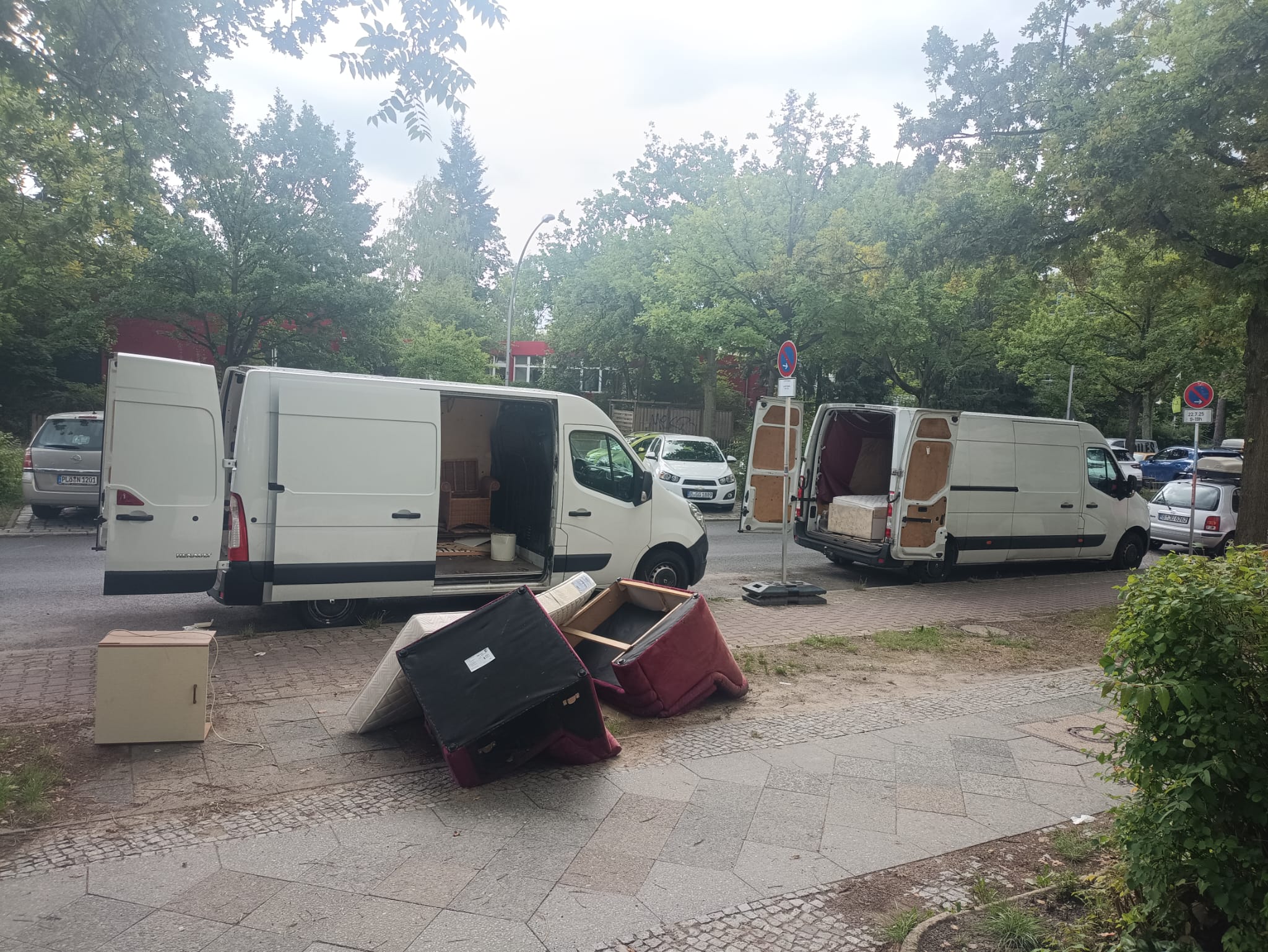 Entrümpelung in Berlin — Möbel-Abtransport mit zwei Transportern